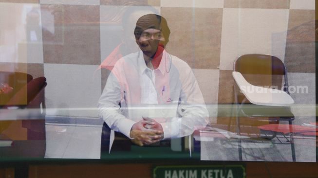 Foto Double Eksposure Musisi Erdian Aji Prihartanto atau Anji Drive saat menjalani sidang kasus narkoba yang digelar secara virtual di Pengadilan Negeri Jakarta Barat, Rabu (15/9/2021). [Suara.com/Alfian Winanto]