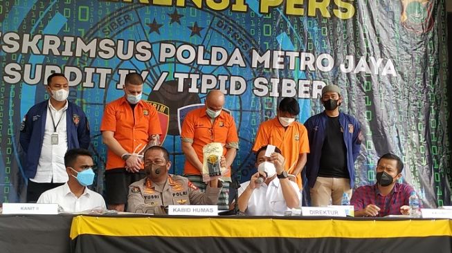 Kuras Duit Bank BUMN Rp17 Miliar, Begini Aksi Menyamar Bule Sindikat Skimming di ATM