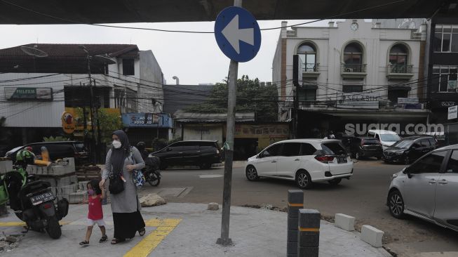 Warga berjalan di trotoar di Jalan Wolter Monginsidi, Kebayoran Baru, Jakarta, Rabu (15/9/2021). [Suara.com/Angga Budhiyanto]