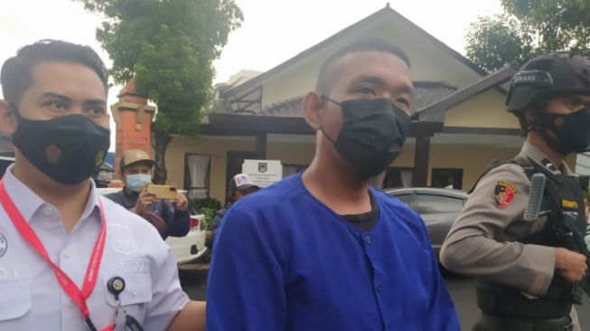 Pemeran Boris dalam Sinetron Preman Pensiun diamankan oleh Satresnarkoba Polres Cimahi. [Suara.com/Ferrye Bangkit Rizki]