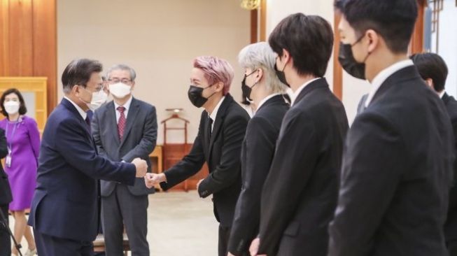 Apa Itu Paspor Diplomatik? Paspor yang Digunakan Oleh Boyband BTS di Sidang PBB