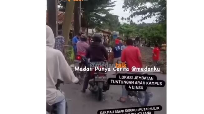 Viral Aksi Pungli Paksa Pemotor yang Melintas di Jembatan untuk Bayar, Publik Heran