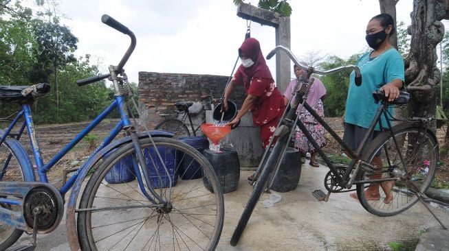 Warga antre mengisi air saat mencari air bersih di Sawit, Ngerangan, Bayat, Klaten, Jawa Tengah, Selasa (14/9/2021). ANTARA FOTO/Aloysius Jarot Nugroho