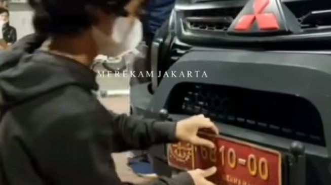 Viral Pajero Sport Berpelat Dinas Ugal-ugalan di Jalan, Pengemudi Ternyata Masih Bocah