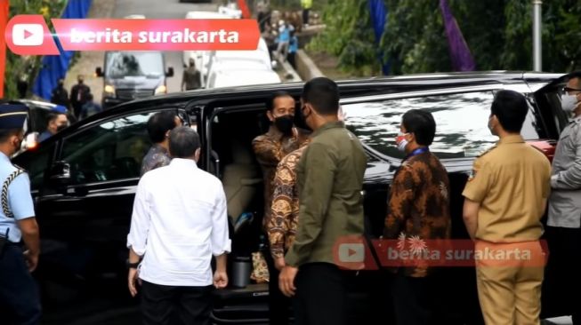Gibran Rakabuming Raka mendampingi Jokowi (YouTube)