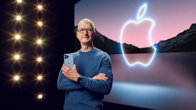 CEO Apple, Tim Cook, memamerkan iPhone 13 Pro Max dan Apple Watch Series 7 pada 14 September 2021 di Apple Park, Cupertino, California, AS. [AFP/Apple Inc]