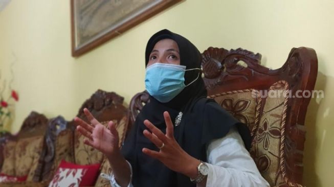 Khoiry Nuria Widyaningrum (36) Guru SD Negeri Jetisharjo, menunjukkan rumahnya, Rabu (15/9/2021), yang sempat digunakan Menteri Nadiem untuk menginap semalam. - (SuaraJogja.id/Hiskia Andika)