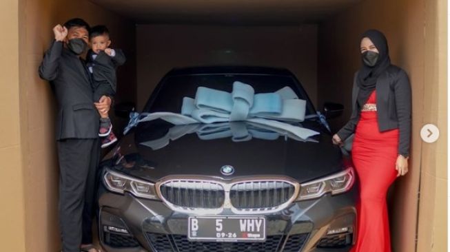 Anak 2 tahun mendapatkan kado ulang tahun sebuah mobil mewah seharga Rp 1 miliar (Instagram)