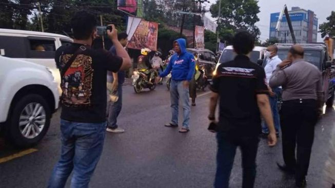 Jalan Raya Sukabumi-Bogor Sempat Mencekam Gara-gara Bentrok Debt Collector dan Ormas