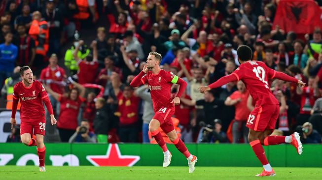 Gelandang Liverpool Jordan Henderson merayakan golnya dengan rekan satu timnya setelah mencetak gol ketiga timnya selama pertandingan sepak bola Grup B putaran pertama Liga Champions antara Liverpool melawan AC Milan di stadion Anfield, Liverpool, Inggris, Kamis (16/9) dini hari WIB.  Paul ELLIS / AFP
