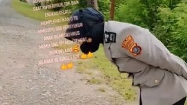 Potongan video bocah pemulung belajar di pinggir jalan. (Tiktok/@nirwahida39)