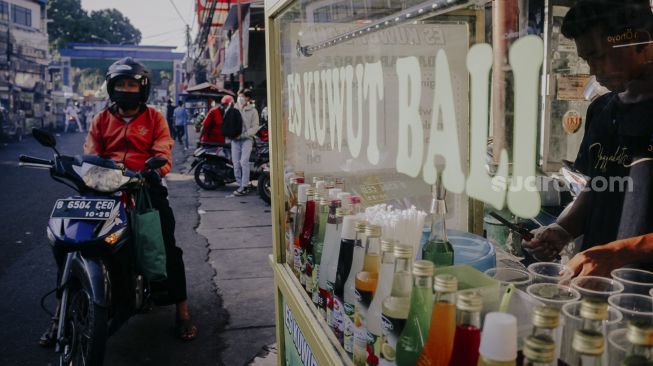 Pedagang melayani pembeli di kawasan kuliner Pasar Lama, Tangerang, Banten, Kamis (16/9/2021). [Suara.com/ Hilal Rauda Fiqry]