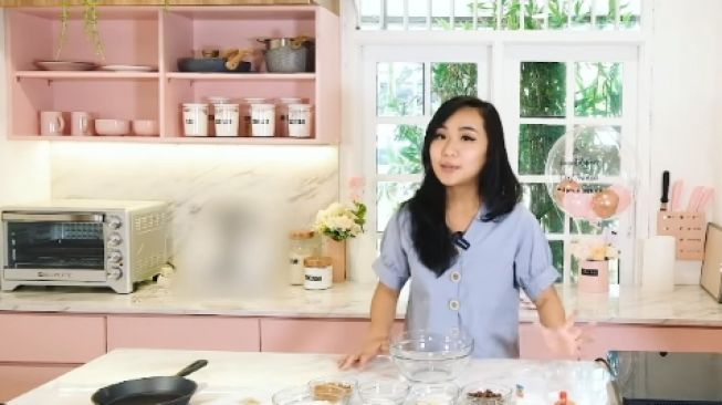 11 Potret Dapur Nadya Masterchef, Simpel Bernuansa Serba Pink