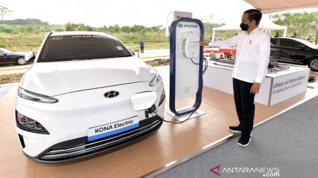 Presiden Joko Widodo saat meresmikan peletakan batu pertama (groundbreaking) pabrik baterai mobil listrik di Karawang, Jawa Barat, Rabu (15/9/2021). Diabadikan bersama Hyundai Kona Electric [ANTARA FOTO/Biro Pers Media Setpres/Agus Suparto/Handout/wsj]. 