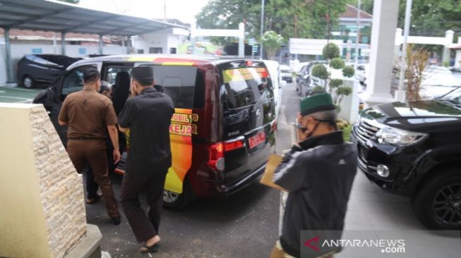 Maling Dana Pendidikan, Tiga ASN Pemkab Jember Menyerahkan Diri ke Kejaksaan