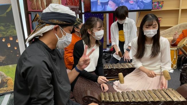 Mahasiswa Jepang Bawa Pulang Oleh-oleh Gehu dan Molen Usai Belajar Budaya Sunda