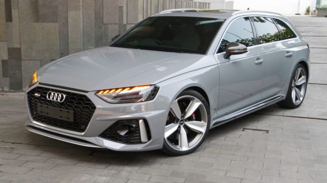 New Audi RS 4 Avant  dengan grille single frame yang dimilikinya lebih lebar dan lebih rata jika dibandingkan dengan model yang menjadi basisnya [PT Garuda Mataram Motor].