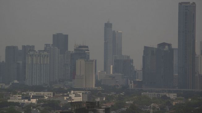 Kabut polusi udara menyelimuti gedung-gedung di Jakarta, Rabu (11/8/2021). [Antara/Aditya Pradana Putra/aww] 