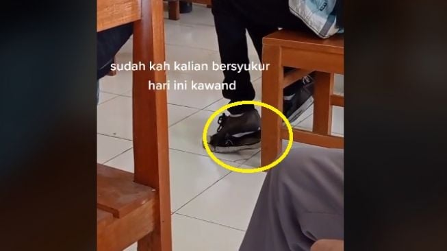 Pelajar ke sekolah pakai sepatu jebol (tiktok)