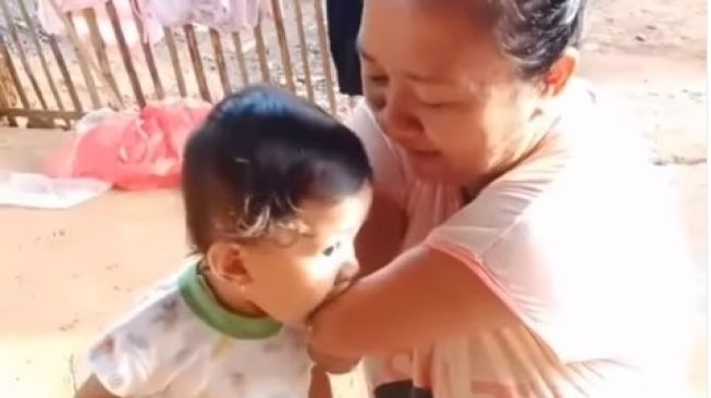 Video seorang ibu yang sedang menyuapi anaknya, viral di media sosial. [tangkapan layar Instagram]