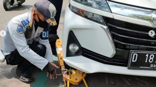 Petugas dari Dinas Perhubungan Kota Bandung dan Polrestabes bandung menindak kendaraan yang parkir liar di sejumlah ruas jalan di Kota Bandung. [Instagram Dishub Kota Bandung]