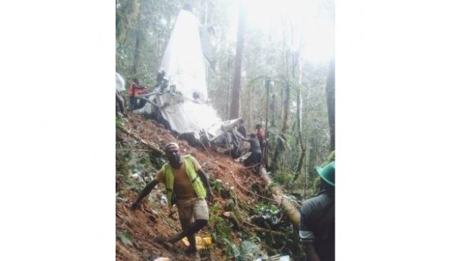 Pesawat Rimbun Air PK OTW ditemukan di ketinggian 2.400 meter di atas permukaan laut. Sekitar perbukitan Kampung Bilogai, Distrik Sugapa, Kabupaten Intan Jaya, Papua [KabarPapua.co]