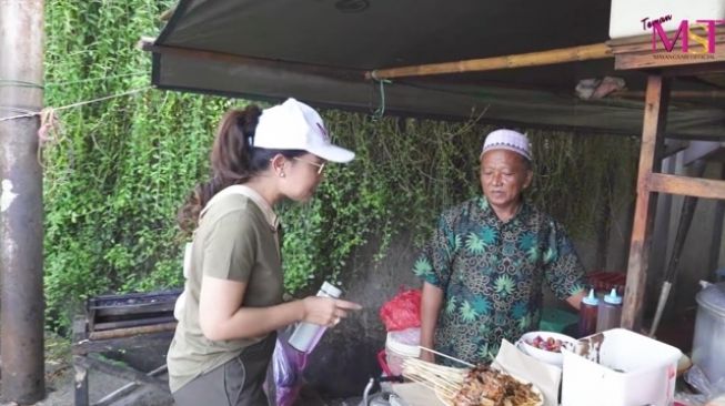 Momen Mayangsari makan di warung kaki lima. (Youtube/MAYANGSARI OFFICIAL)