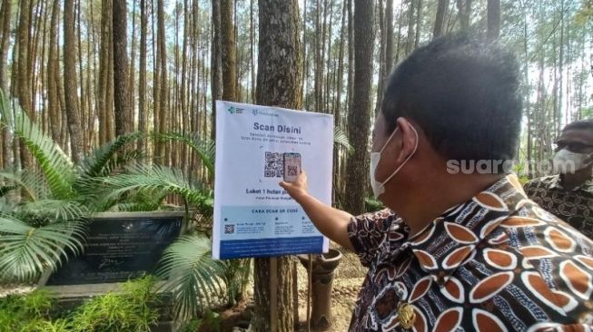 Wakil Bupati Bantul Joko Budi Purnomo memindai barcode di aplikasi PeduliLindungi saat meninjau kesiapan uji coba wisata di Hutan Pinussari Mangunan, Kamis (16/9/2021). - (SuaraJogja.id/Rahmat Jiwandono)