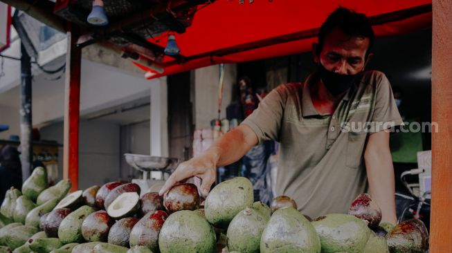 Seorang pedagang merapikan dagangannya di kawasan kuliner Pasar Lama, Tangerang, Banten, Kamis (16/9/2021). [Suara.com/ Hilal Rauda Fiqry]