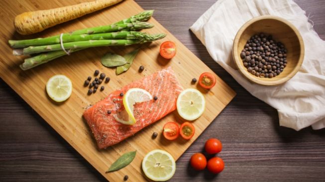 ilustras ikan salmon, makanan yang dapat meningkatkan kesuburan (Pixabay/picjumbo_com).