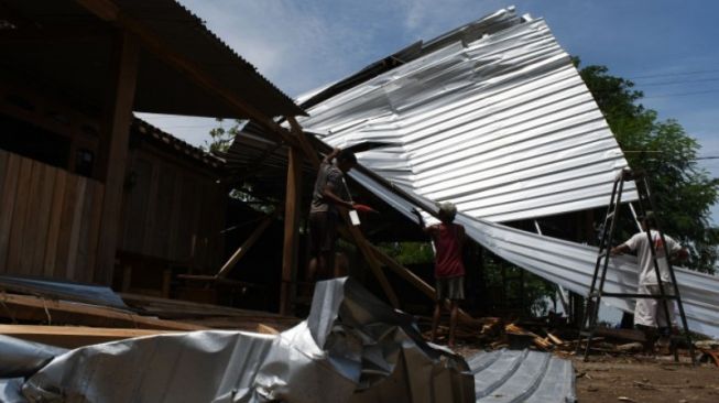 39 Rumah Panggung dan 5 Rumah Walet Rusak Dihantam Angin Puting Beliung di Wajo