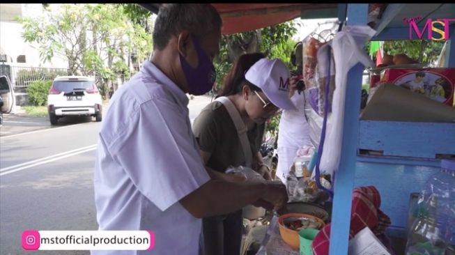 Momen Mayangsari makan di warung kaki lima. (Youtube/MAYANGSARI OFFICIAL)