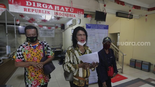 Transpuan berjalan usai melakukan perekaman data untuk pembuatan KTP Elektronik di Kantor Kelurahan Cilandak Barat, Jakarta, Kamis (16/9/2021). [Suara.com/Angga Budhiyanto]