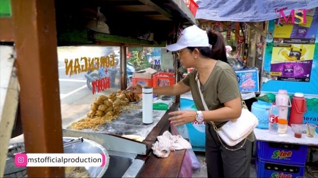 Momen Mayangsari makan di warung kaki lima. (Youtube/MAYANGSARI OFFICIAL)