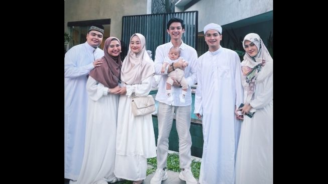 Momen kebersamaan Alvin Faiz, Henny Rahman dan sahabat mereka [Instgaram/@alvin_411]