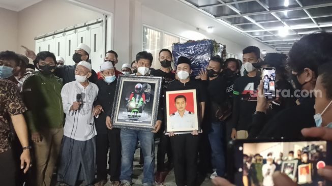 Tangis Pecah, Jasad Co-Pilot Rimbun Air Tiba di Rumah Duka di Bekasi