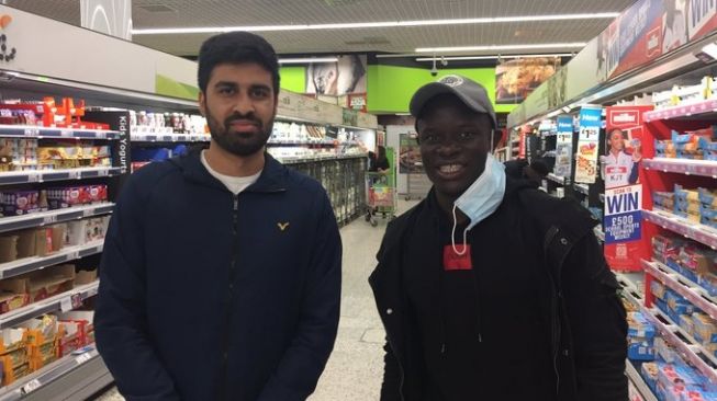 Bertemu Fan Muslim di Supermarket, Sikap Rendah Hati N'Golo Kante Banjir Pujian