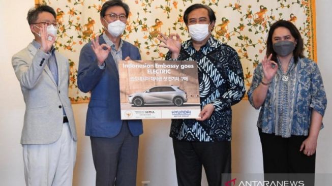 KBRI Seoul resmi "Goes Electric" melalui pengadaan mobil listrik Hyundai IONIQ 5 sebagai wujud konkret dari program Transformasi Hijau yang dicanangkan KBRI Seoul sejak awal tahun 2021 [Antara/Dokumentasi KBRI Seoul].