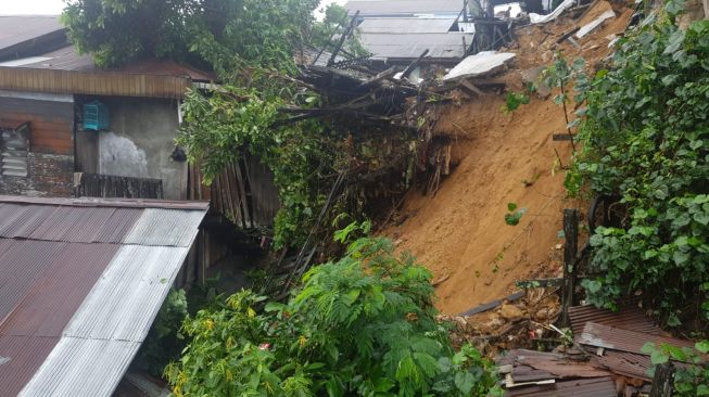 Longsor di Jalan Jelawat Samarinda, 5 Rumah dan 1 Mushola Jebol