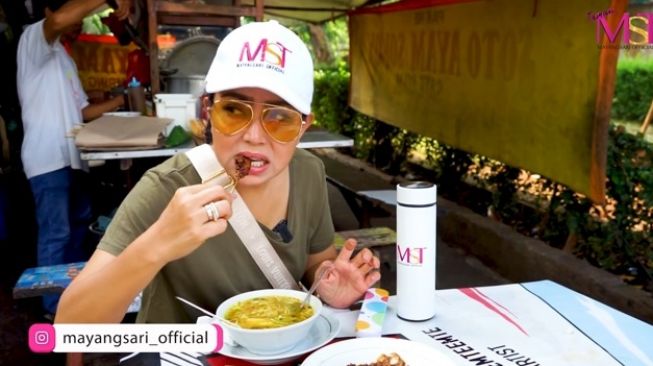 Momen Mayangsari makan di warung kaki lima. (Youtube/MAYANGSARI OFFICIAL)