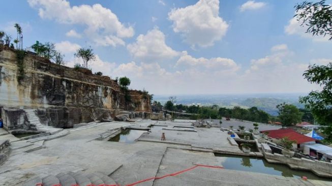  Suasana sepi saat uji coba pembukaan wisata Tebing Breksi di Kabupaten Sleman, Kamis (16/9/2021). [Hiskia Andika Weadcaksana / SuaraJogja.id]