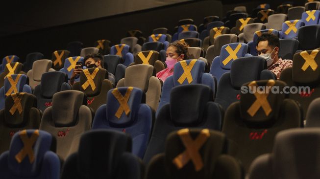 Pengunjung duduk di kursi penonton bioskop CGV, Grand Indonesia, Jakarta, Kamis (16/9/2021). ketat. [Suara.com/Angga Budhiyanto]