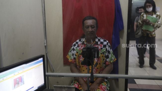 Seorang transpuan melakukan pemotretan untuk pembuatan KTP Elektronik di Kantor Kelurahan Cilandak Barat, Jakarta, Kamis (16/9/2021). [Suara.com/Angga Budhiyanto]