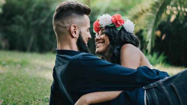 Kenali 5 Jenis Bahasa Cinta, Mana yang Dimiliki Anda dan Pasangan?