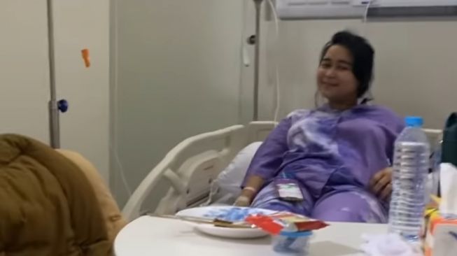 Keadaan Assyifa Nuraini, adik Ayu Ting Ting yang baru saja dibawa ke rumah sakit [Instagram/@mom_ayting92_