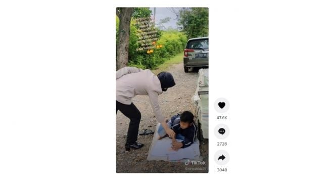 Pemulung rajin belajar ini bikin haru. [TikTok]