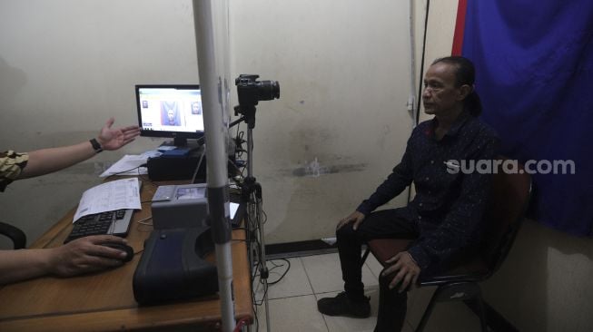 Seorang transpuan melakukan pemotretan untuk pembuatan KTP Elektronik di Kantor Kelurahan Cilandak Barat, Jakarta, Kamis (16/9/2021). [Suara.com/Angga Budhiyanto]