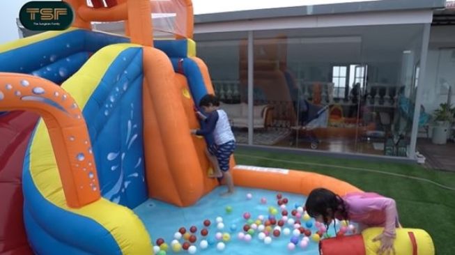 Shireen Sungkar dan Zaskia Sungkar sulap rooftop jadi waterboom. (Youtube/TheSungkarsFamily)