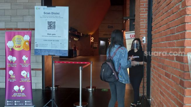 Pengunjung mendatangi Bioskop CGV yang berada di Mal Grand Indonesia, Jakarta Pusat. (Suara.com/Yosea Arga)