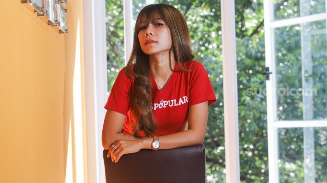 Peserta Finalis Miss Popular 2021 season 3, Nayra Fhandella berpose di depan kamera saat sesi pemotretan di kantor redaksi Suara.com, Jakarta Selatan, Jumat (17/9/2021). [Suara.com/Alfian Winanto]